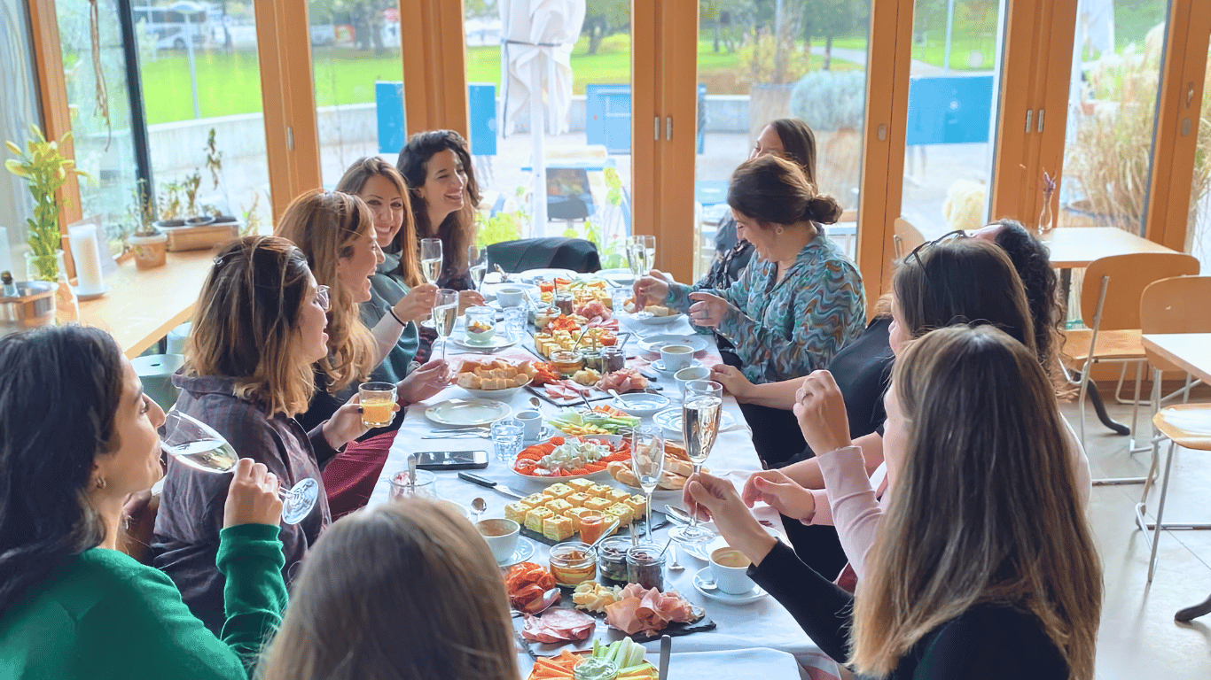 Frauen an einer Tafel am brunchen